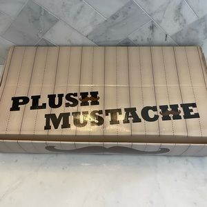 NWT KID’S PLUSH MUSTACHE PARTY FAVORS